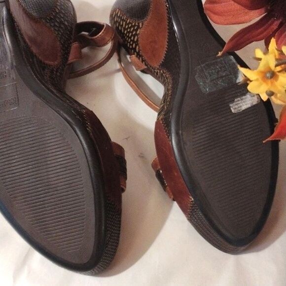 Hilary Radley Platforms - Picture 10 of 14